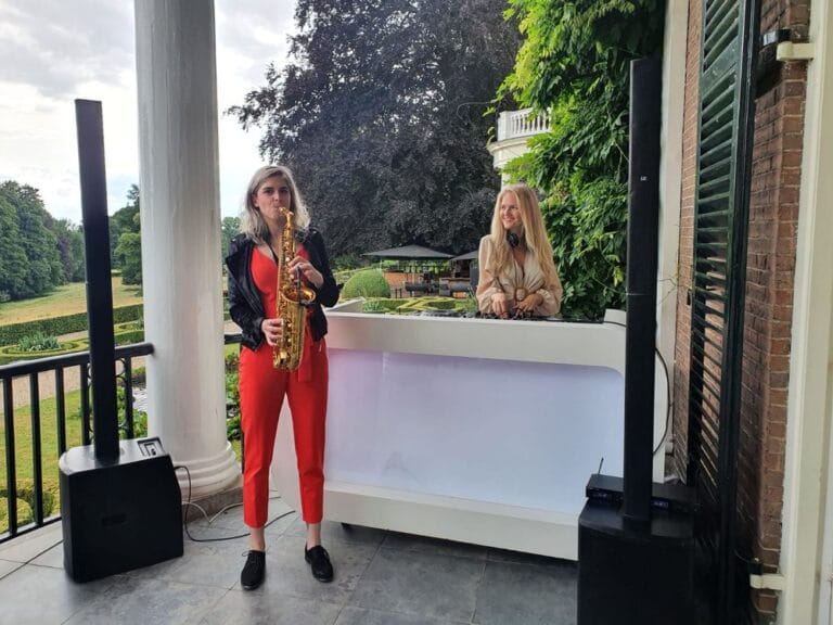 Vrouwelijke Dj & saxofoniste bruiloft prive feest