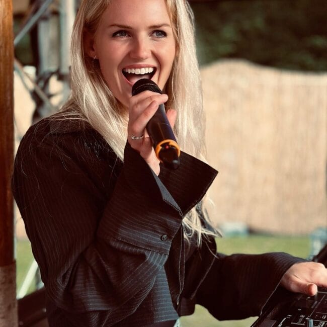 Vrouwelijke DJ huren