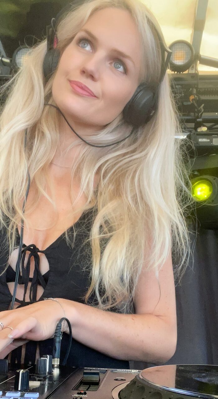 vrouwelijke DJ boeken